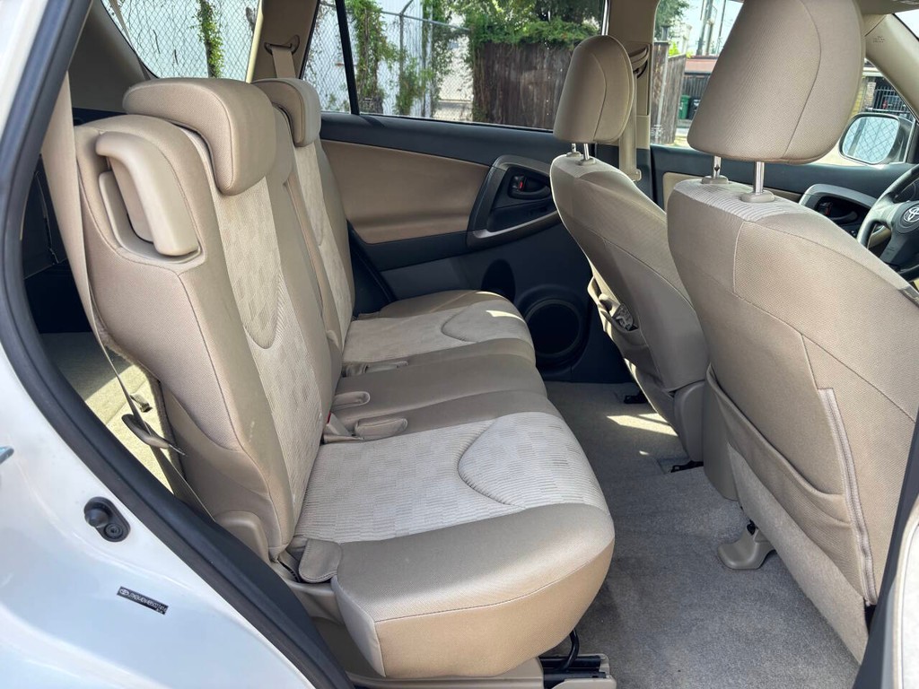 Toyota RAV4 Vehicle Full-screen Gallery Image 16