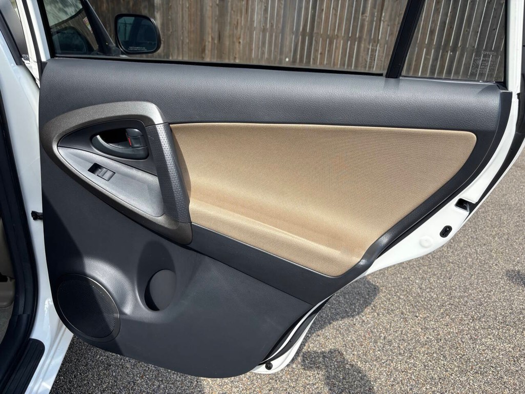 Toyota RAV4 Vehicle Full-screen Gallery Image 17