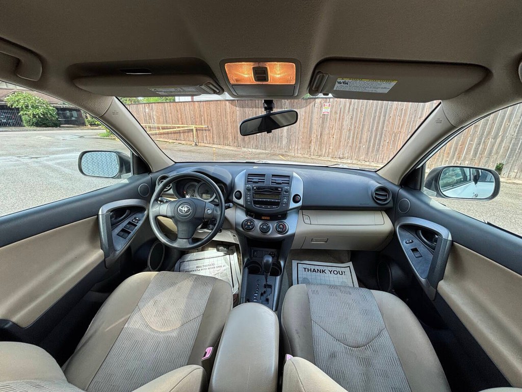Toyota RAV4 Vehicle Full-screen Gallery Image 18