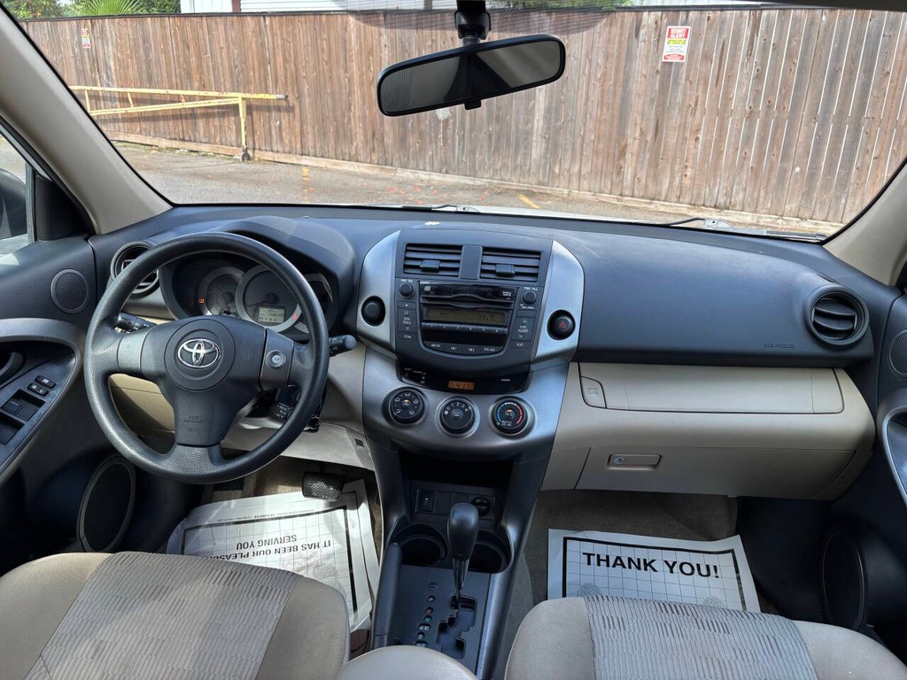 Toyota RAV4 Vehicle Full-screen Gallery Image 19