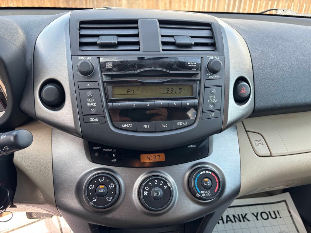 Toyota RAV4 Vehicle Full-screen Gallery Image 20