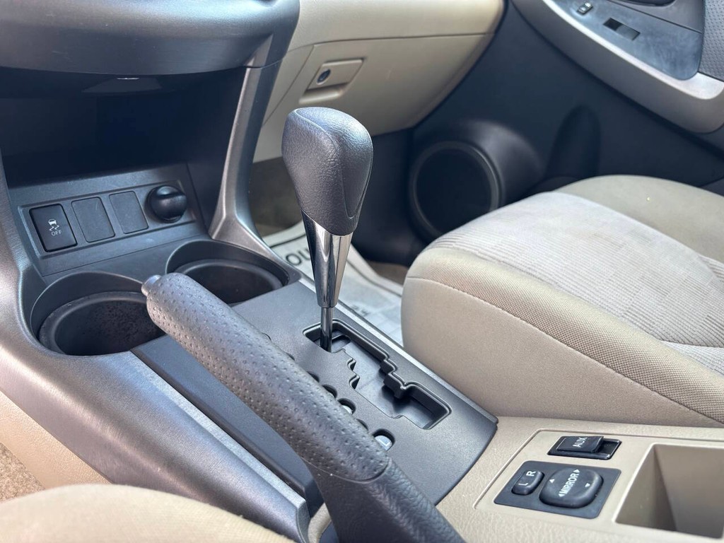 Toyota RAV4 Vehicle Full-screen Gallery Image 21
