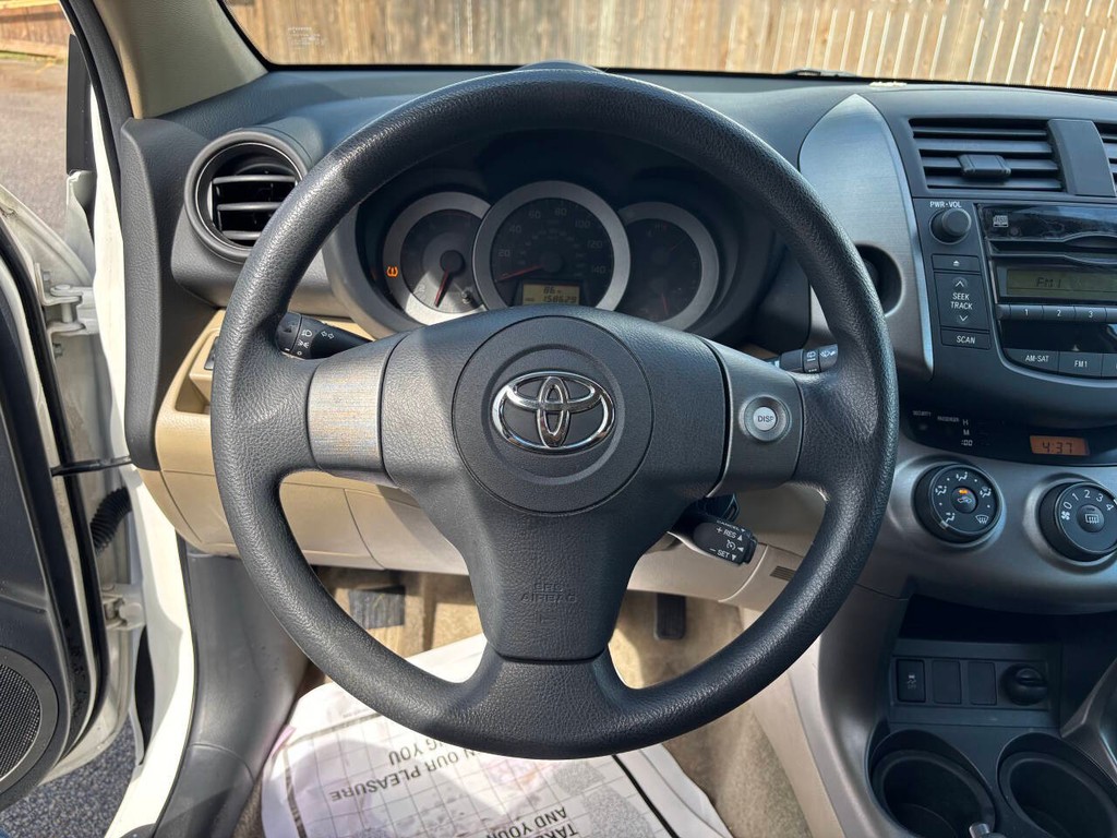 Toyota RAV4 Vehicle Full-screen Gallery Image 22