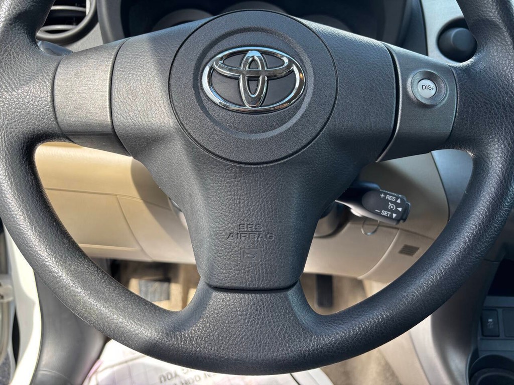 Toyota RAV4 Vehicle Full-screen Gallery Image 23