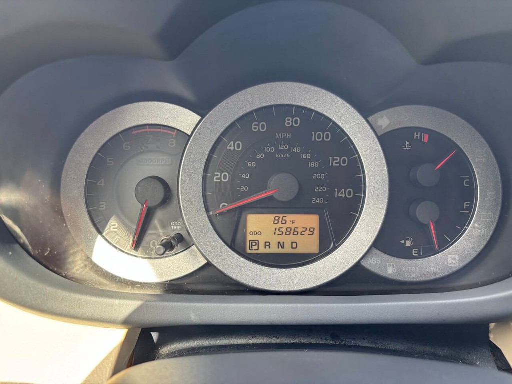 Toyota RAV4 Vehicle Full-screen Gallery Image 25