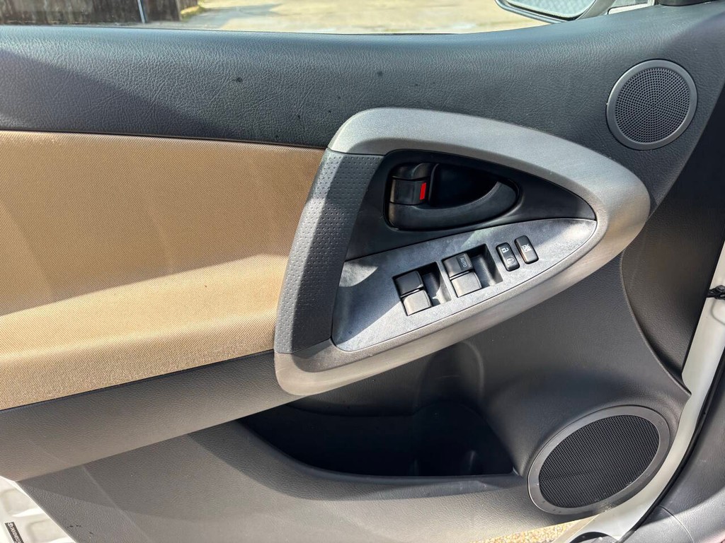 Toyota RAV4 Vehicle Full-screen Gallery Image 27