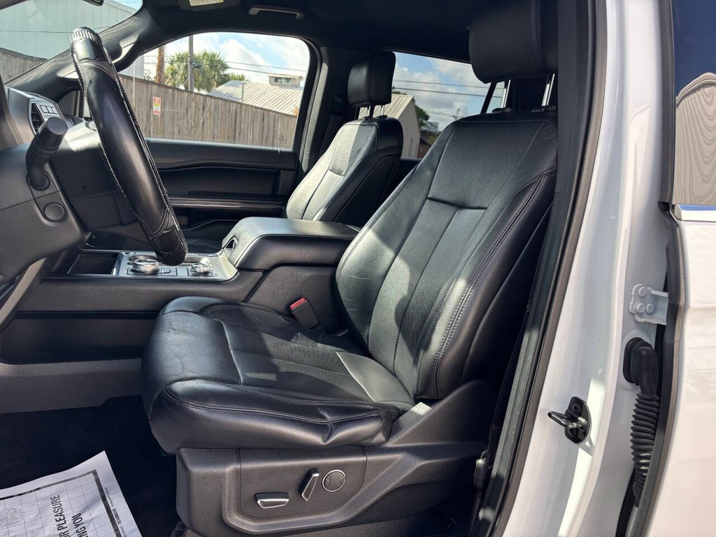Ford Expedition Vehicle Full-screen Gallery Image 09