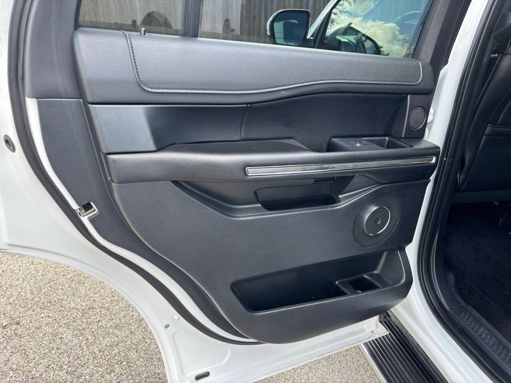 Ford Expedition Vehicle Full-screen Gallery Image 15