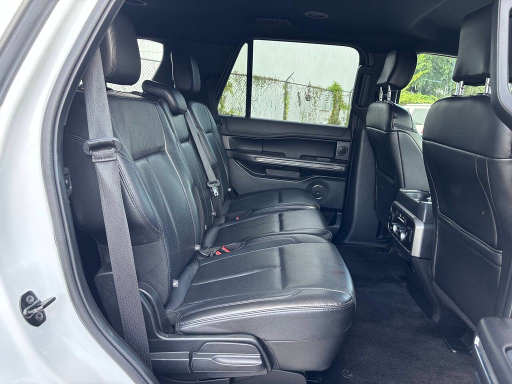 Ford Expedition Vehicle Full-screen Gallery Image 16