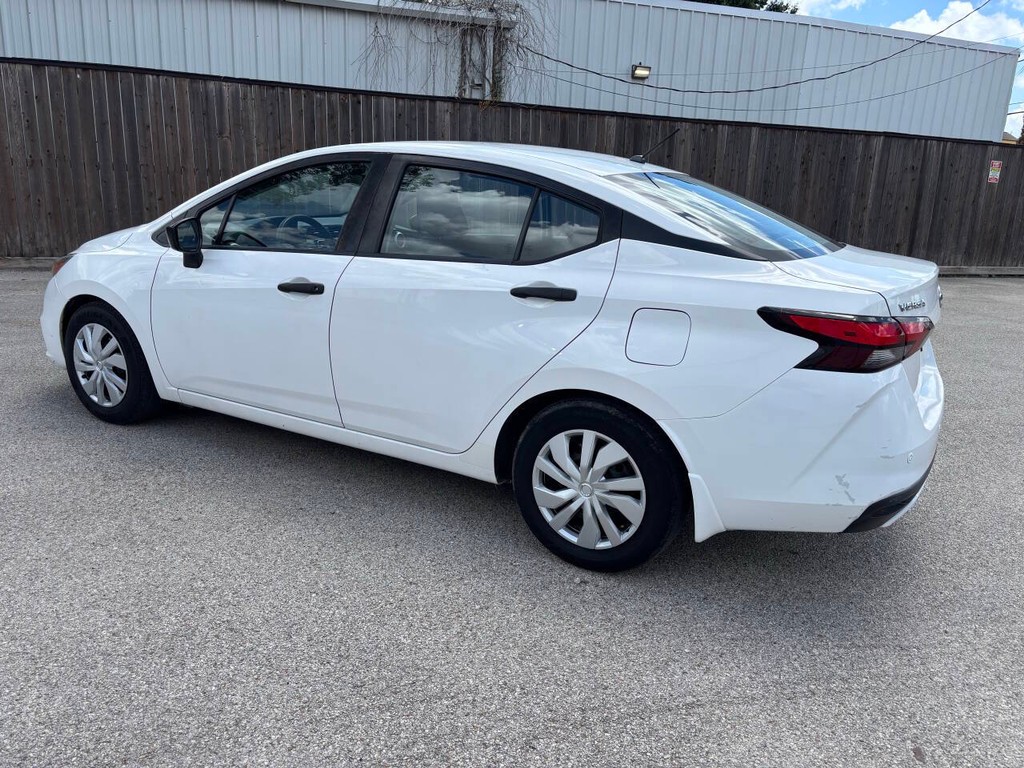 Nissan Versa Vehicle Full-screen Gallery Image 04