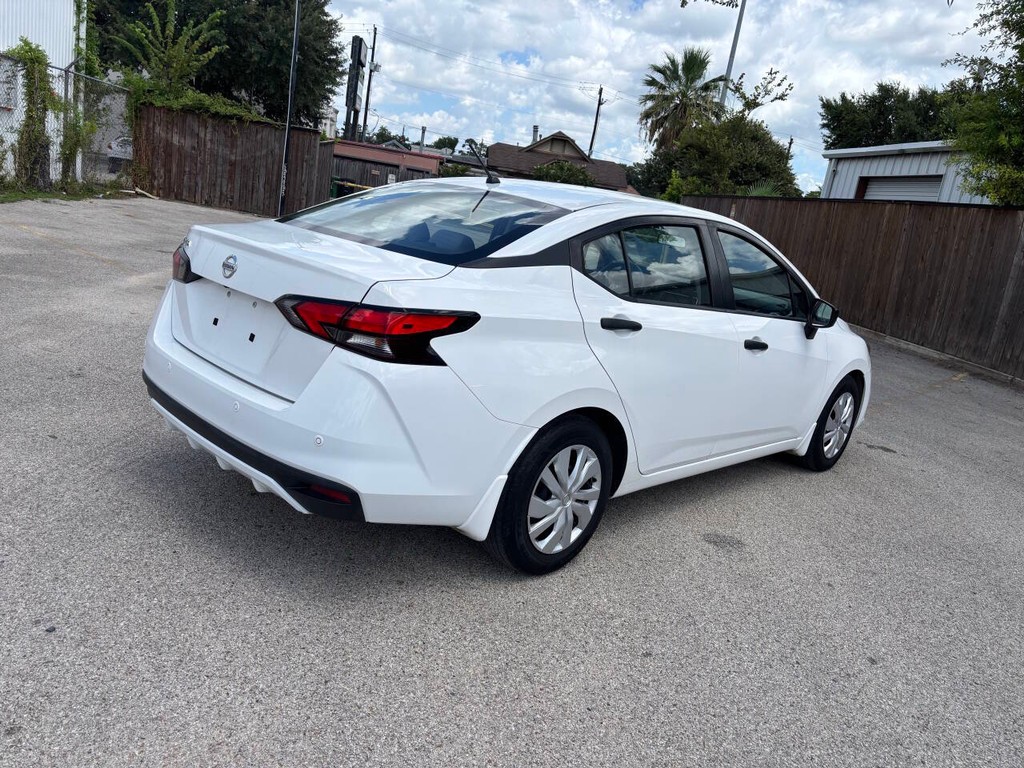 Nissan Versa Vehicle Full-screen Gallery Image 06
