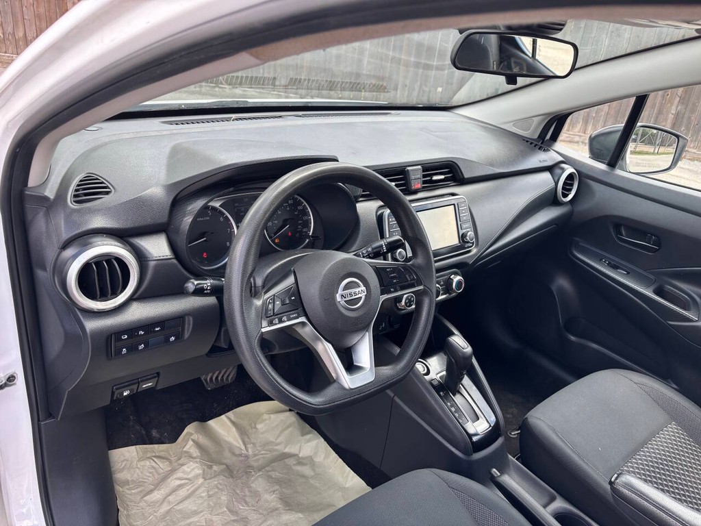 Nissan Versa Vehicle Full-screen Gallery Image 07