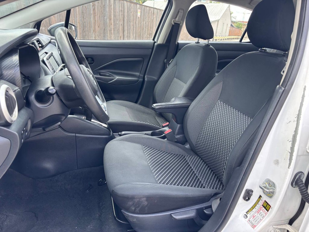 Nissan Versa Vehicle Full-screen Gallery Image 08