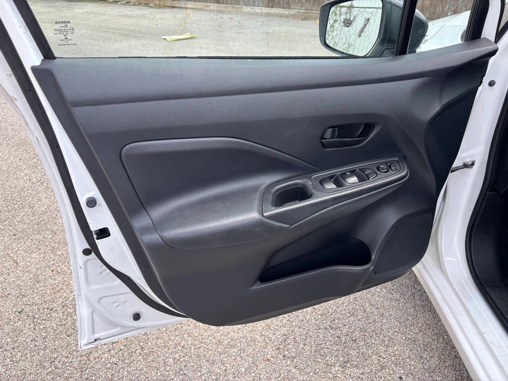 Nissan Versa Vehicle Full-screen Gallery Image 09