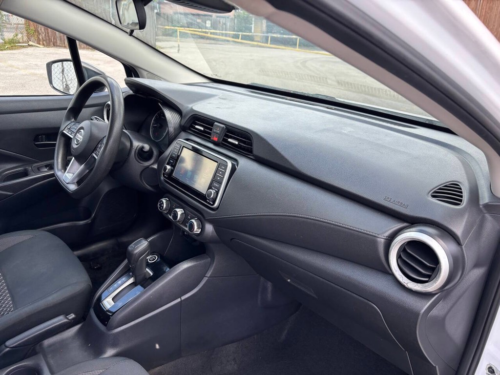 Nissan Versa Vehicle Full-screen Gallery Image 10