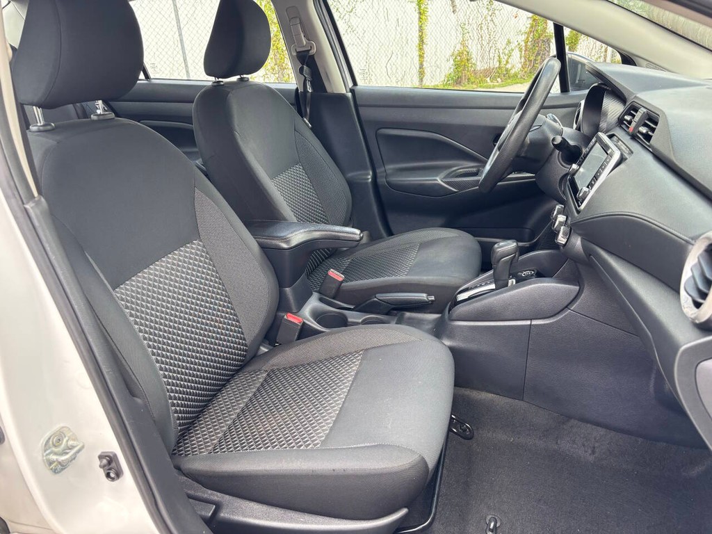 Nissan Versa Vehicle Full-screen Gallery Image 11
