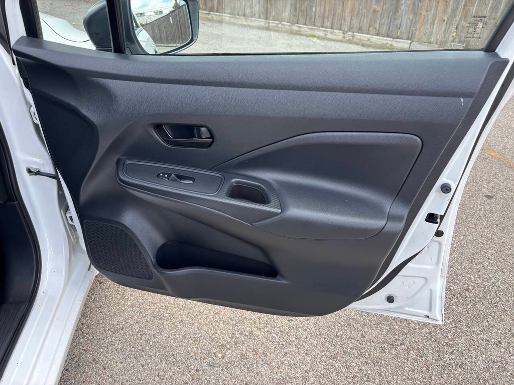 Nissan Versa Vehicle Full-screen Gallery Image 12