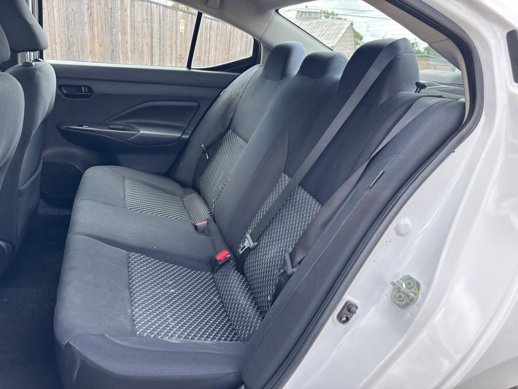 Nissan Versa Vehicle Full-screen Gallery Image 13