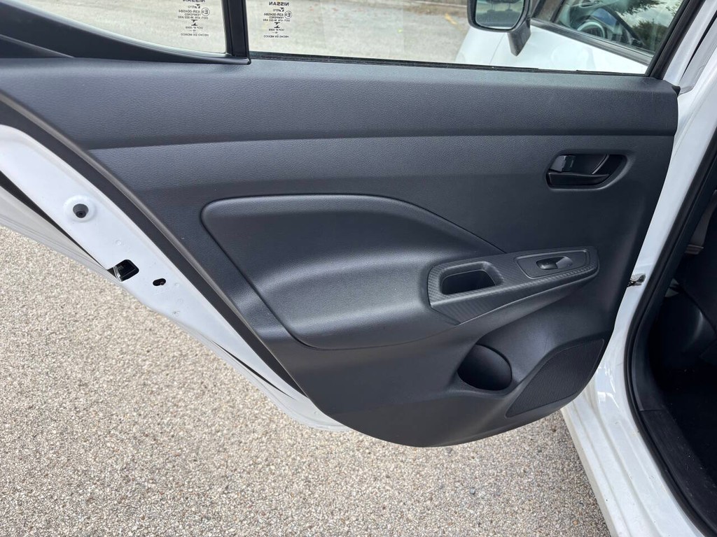 Nissan Versa Vehicle Full-screen Gallery Image 14