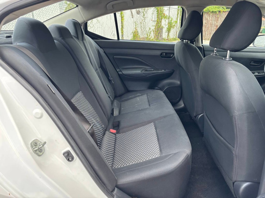 Nissan Versa Vehicle Full-screen Gallery Image 15
