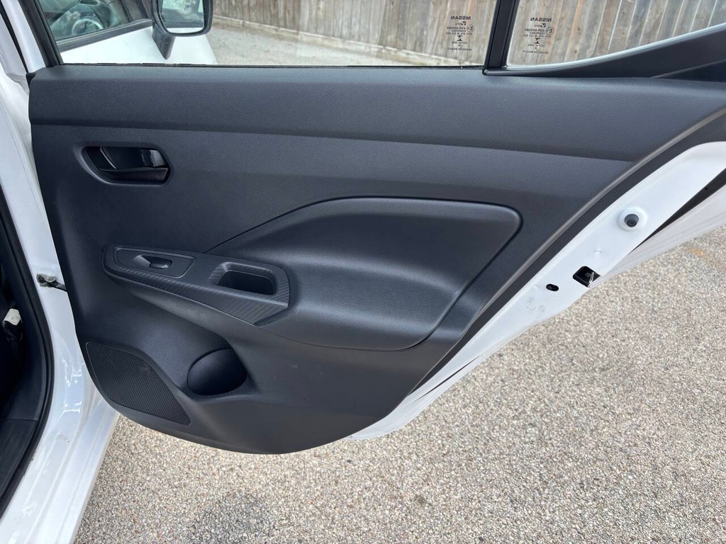 Nissan Versa Vehicle Full-screen Gallery Image 16