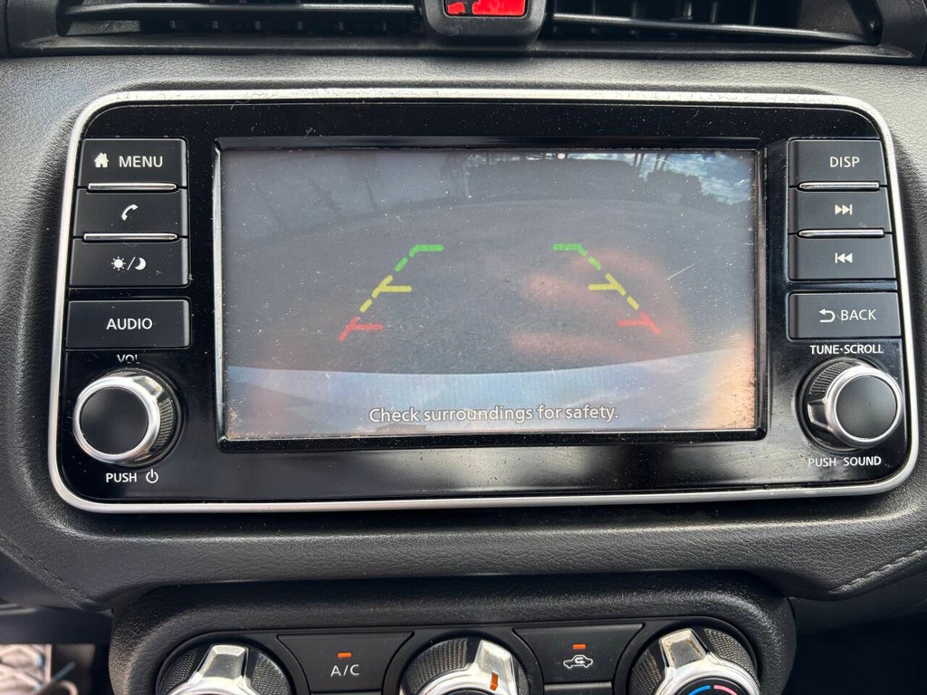 Nissan Versa Vehicle Full-screen Gallery Image 20
