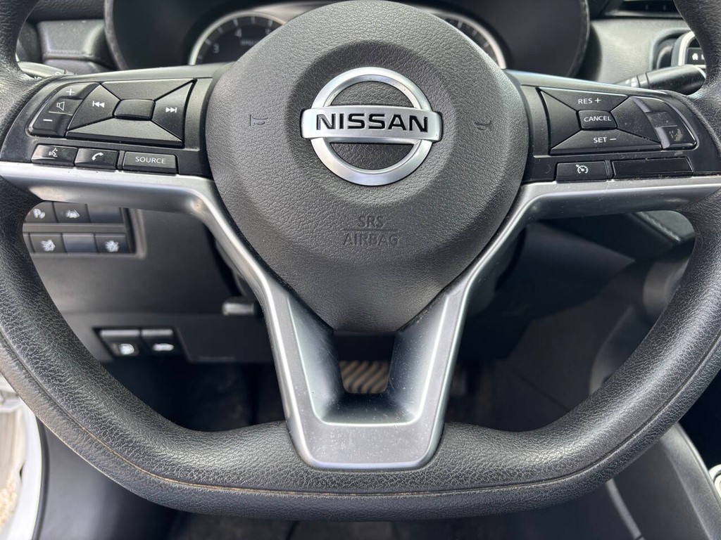 Nissan Versa Vehicle Full-screen Gallery Image 23