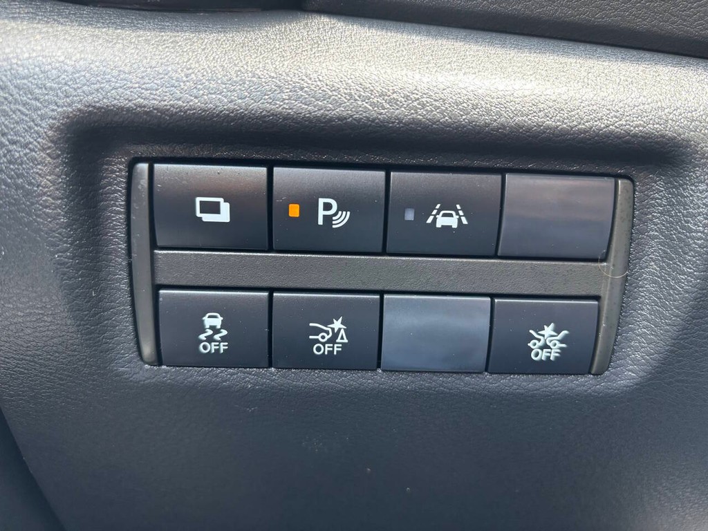 Nissan Versa Vehicle Full-screen Gallery Image 24
