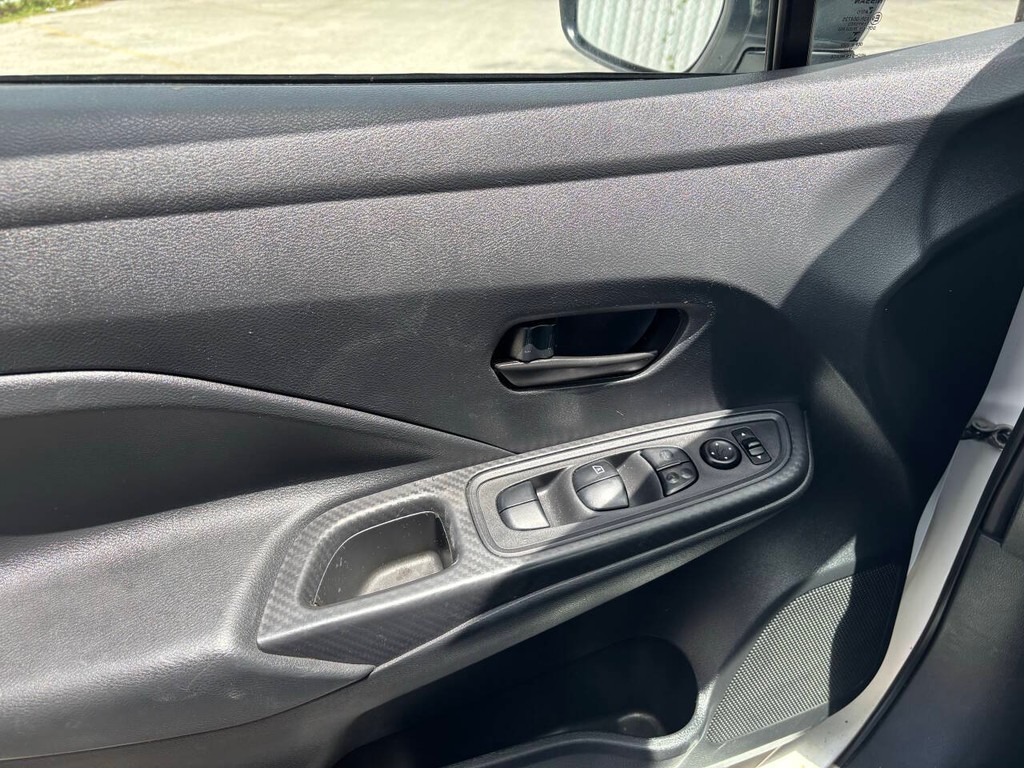 Nissan Versa Vehicle Full-screen Gallery Image 25