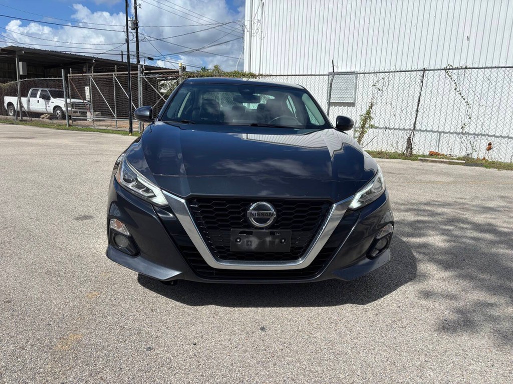 Nissan Altima Vehicle Full-screen Gallery Image 02