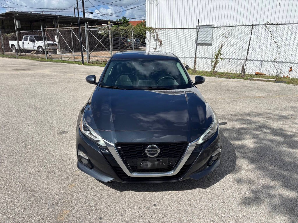 Nissan Altima Vehicle Full-screen Gallery Image 03