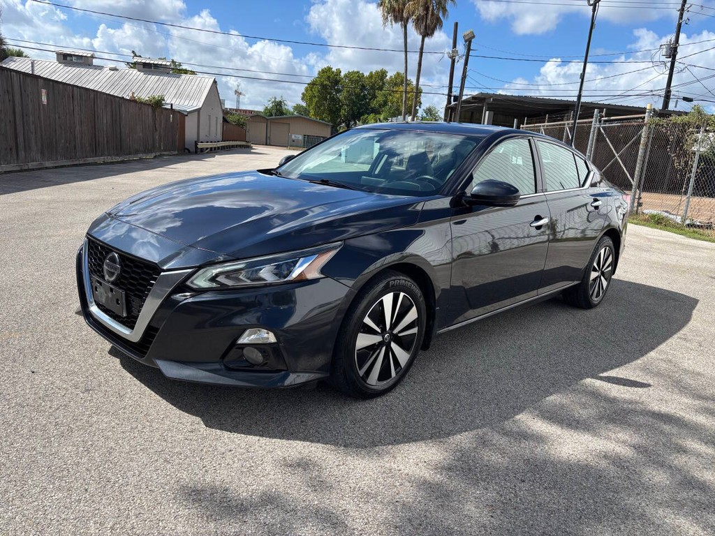 Nissan Altima Vehicle Full-screen Gallery Image 04