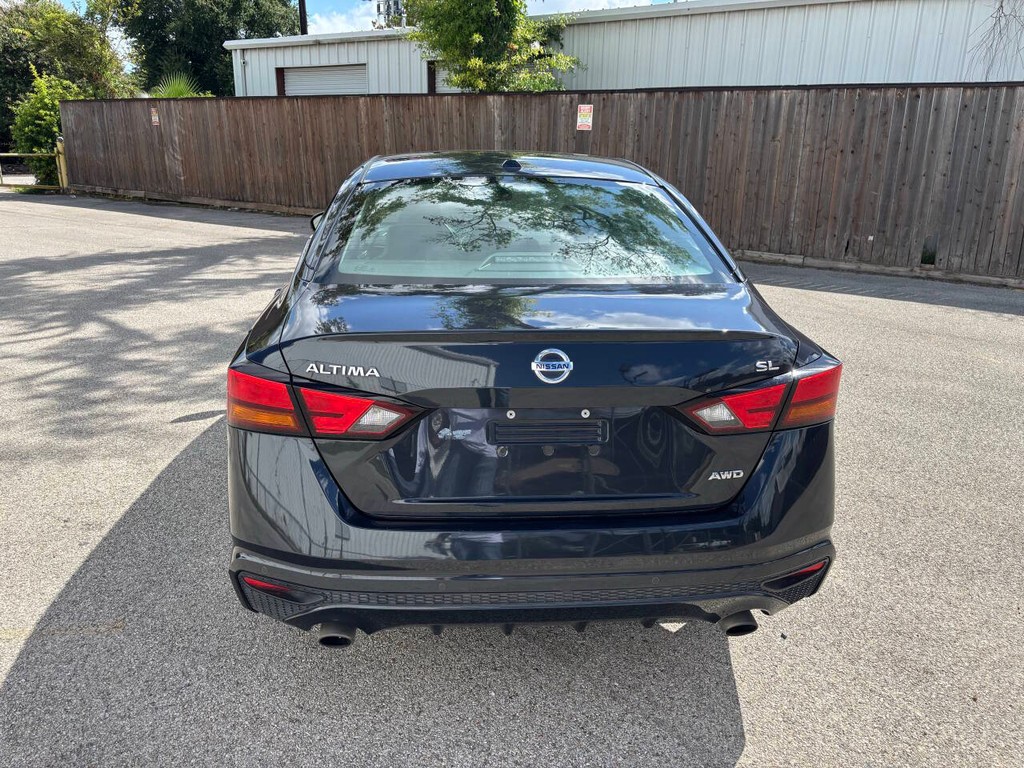 Nissan Altima Vehicle Full-screen Gallery Image 06