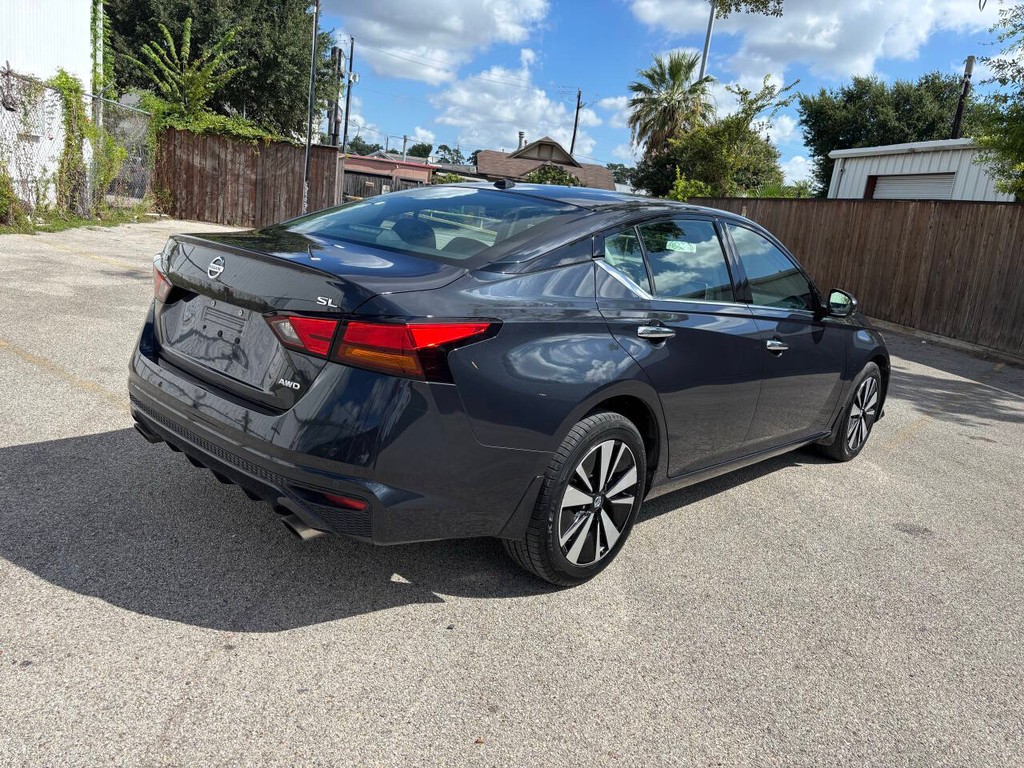 Nissan Altima Vehicle Full-screen Gallery Image 07