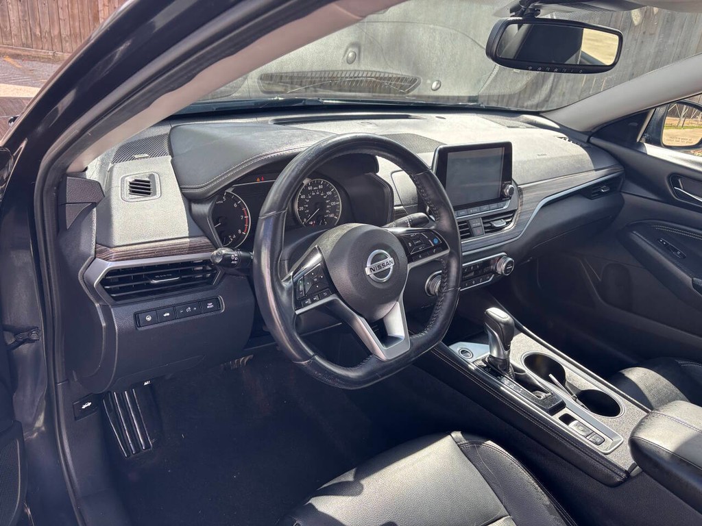 Nissan Altima Vehicle Full-screen Gallery Image 08