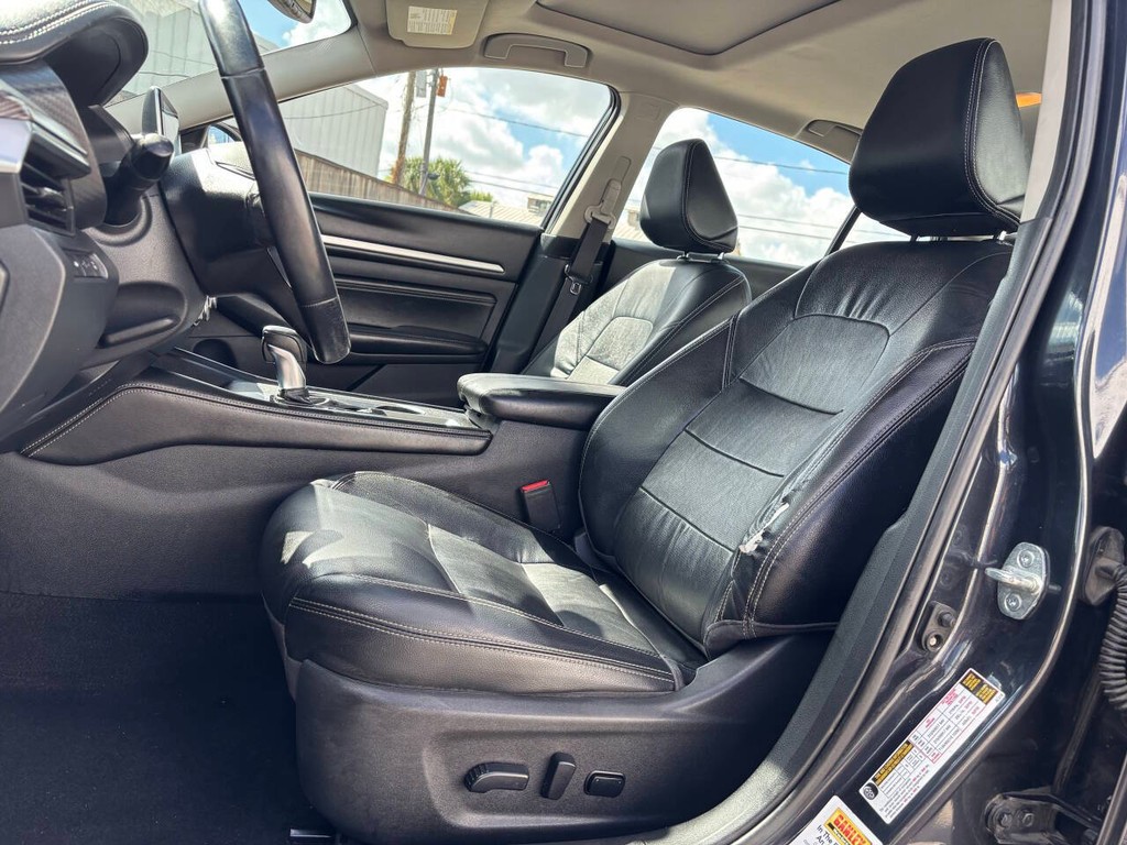 Nissan Altima Vehicle Full-screen Gallery Image 09