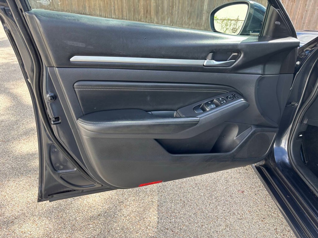Nissan Altima Vehicle Full-screen Gallery Image 10
