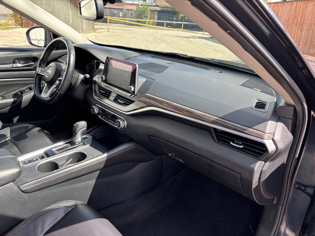 Nissan Altima Vehicle Full-screen Gallery Image 11