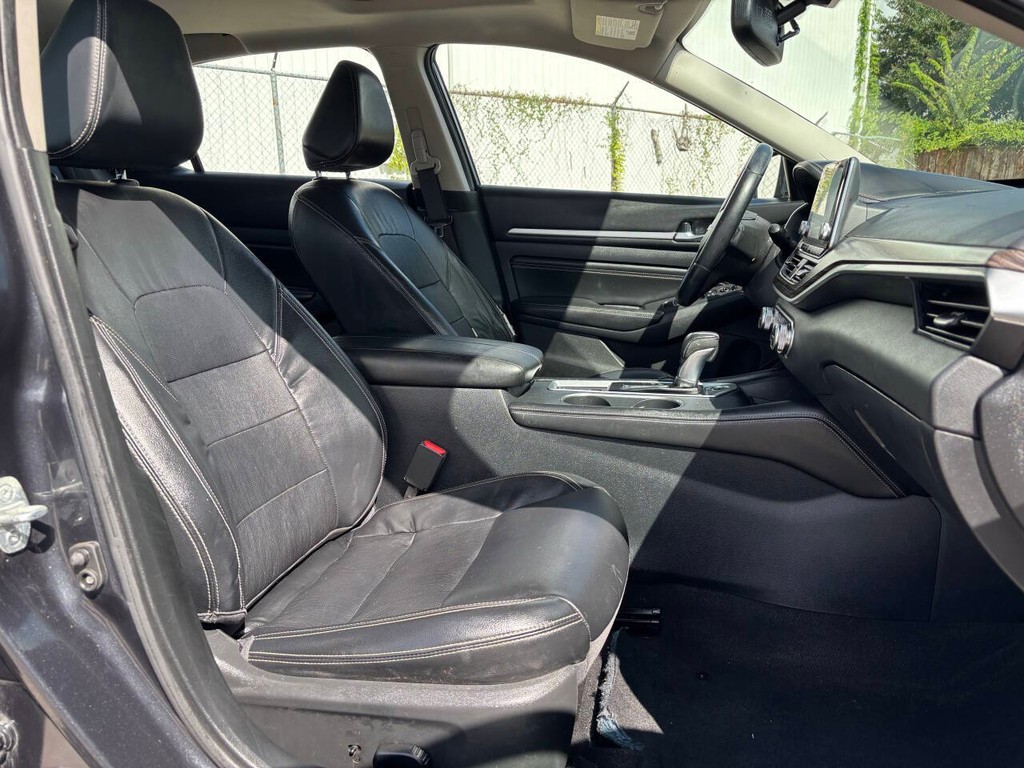 Nissan Altima Vehicle Full-screen Gallery Image 12