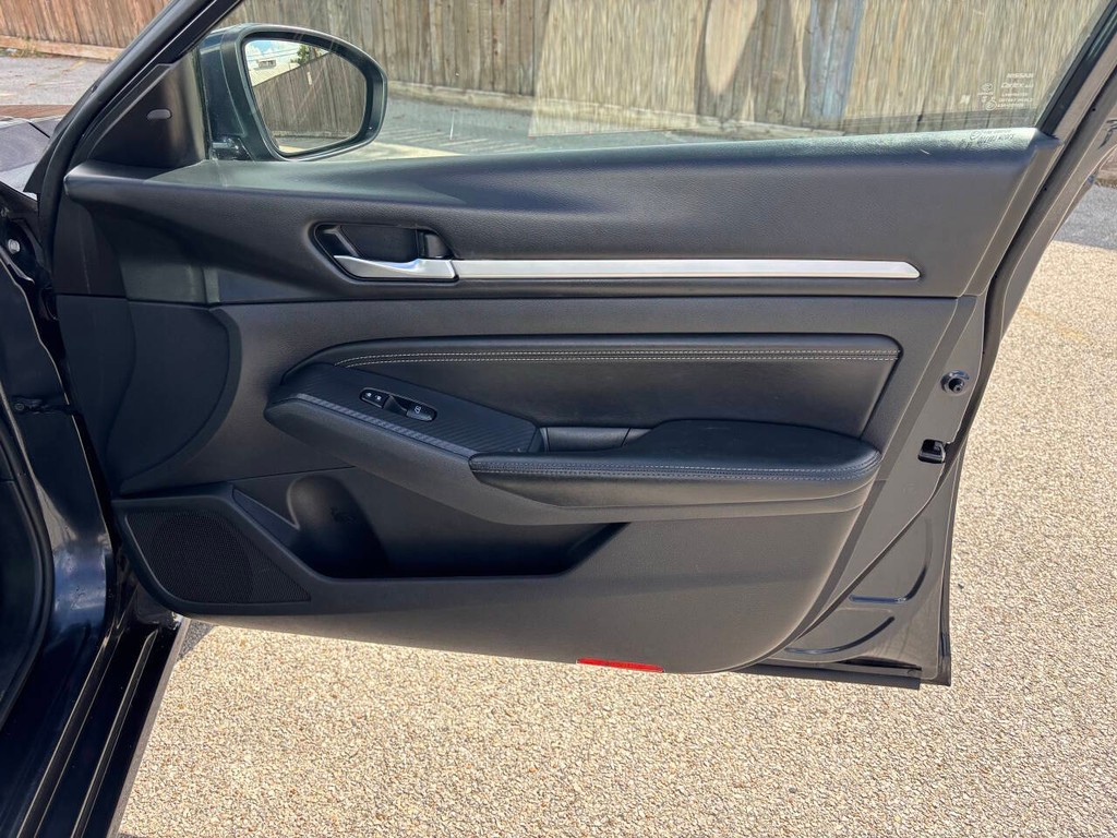 Nissan Altima Vehicle Full-screen Gallery Image 13