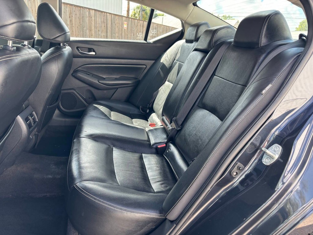 Nissan Altima Vehicle Full-screen Gallery Image 14