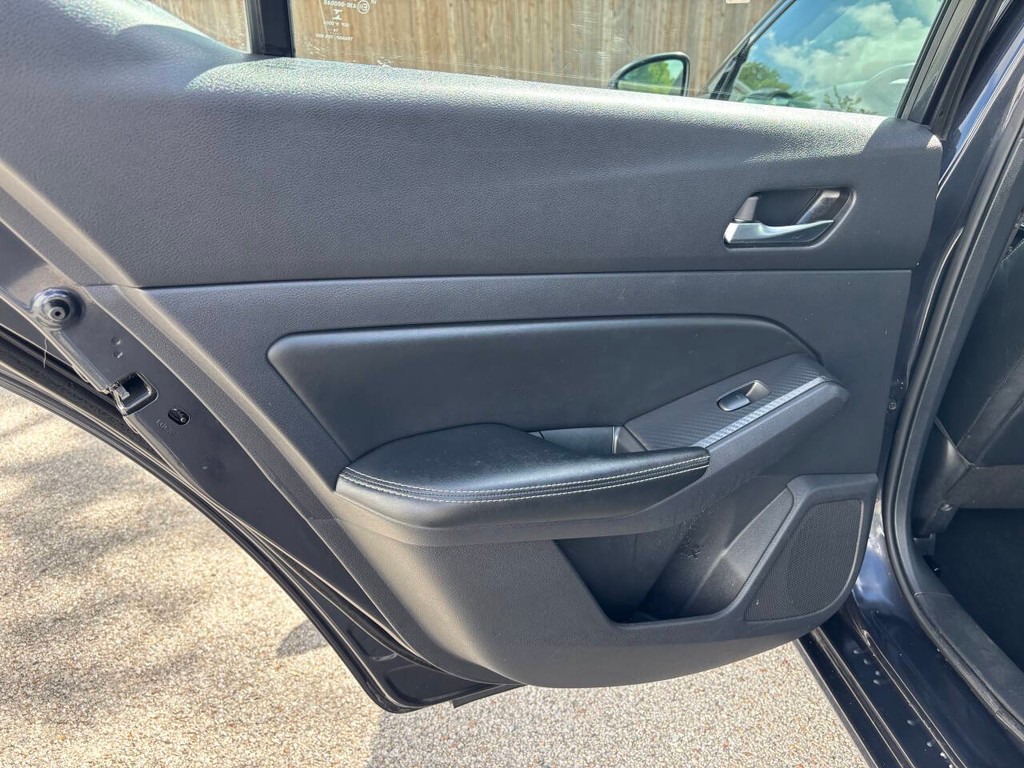 Nissan Altima Vehicle Full-screen Gallery Image 15
