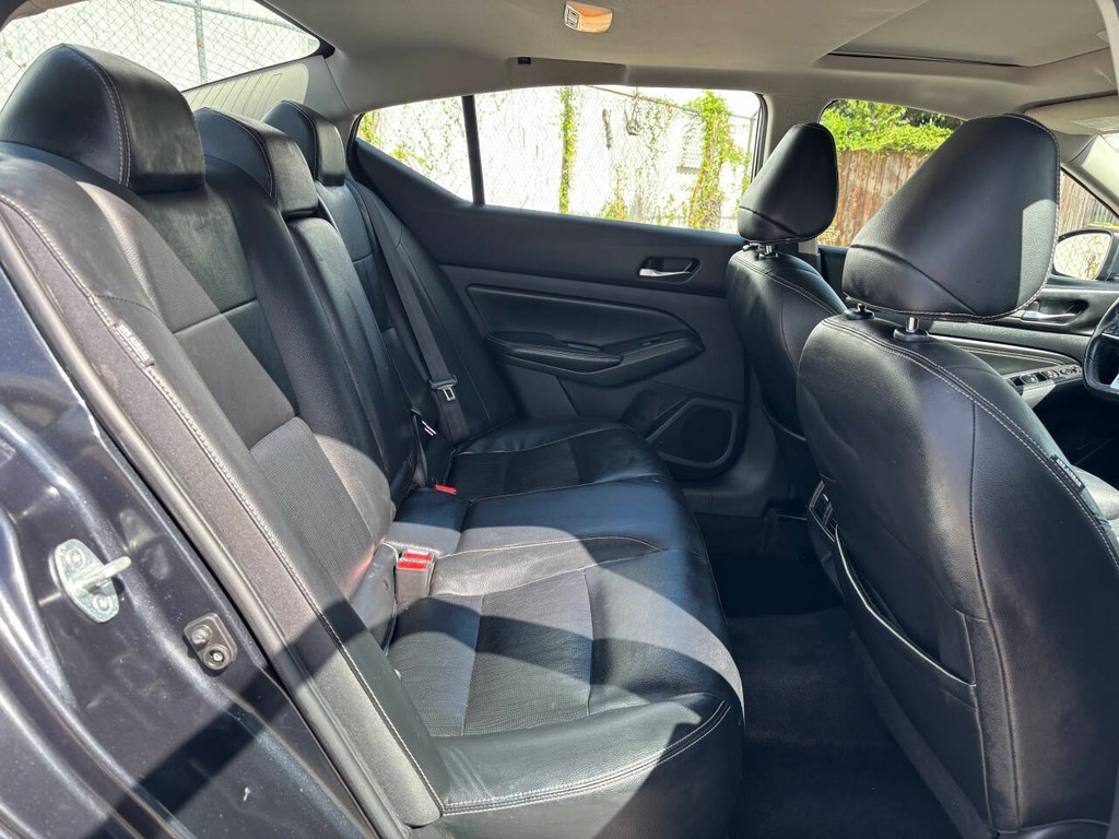 Nissan Altima Vehicle Full-screen Gallery Image 16