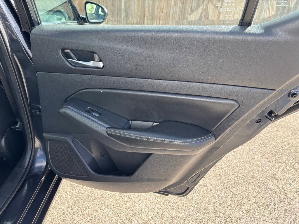 Nissan Altima Vehicle Full-screen Gallery Image 17