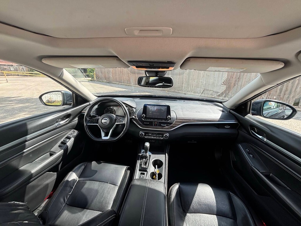 Nissan Altima Vehicle Full-screen Gallery Image 18