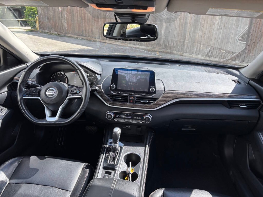 Nissan Altima Vehicle Full-screen Gallery Image 19