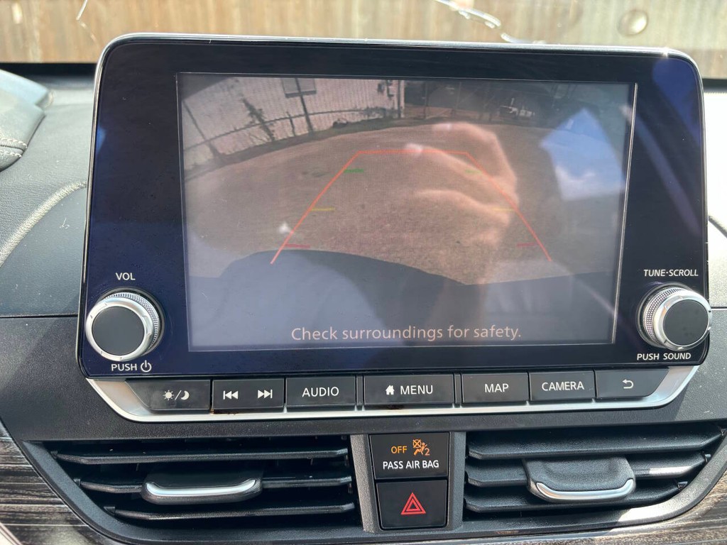 Nissan Altima Vehicle Full-screen Gallery Image 21