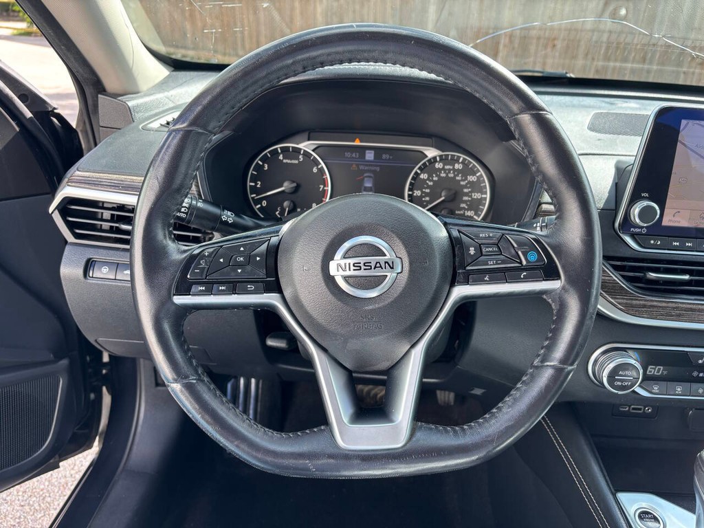 Nissan Altima Vehicle Full-screen Gallery Image 23