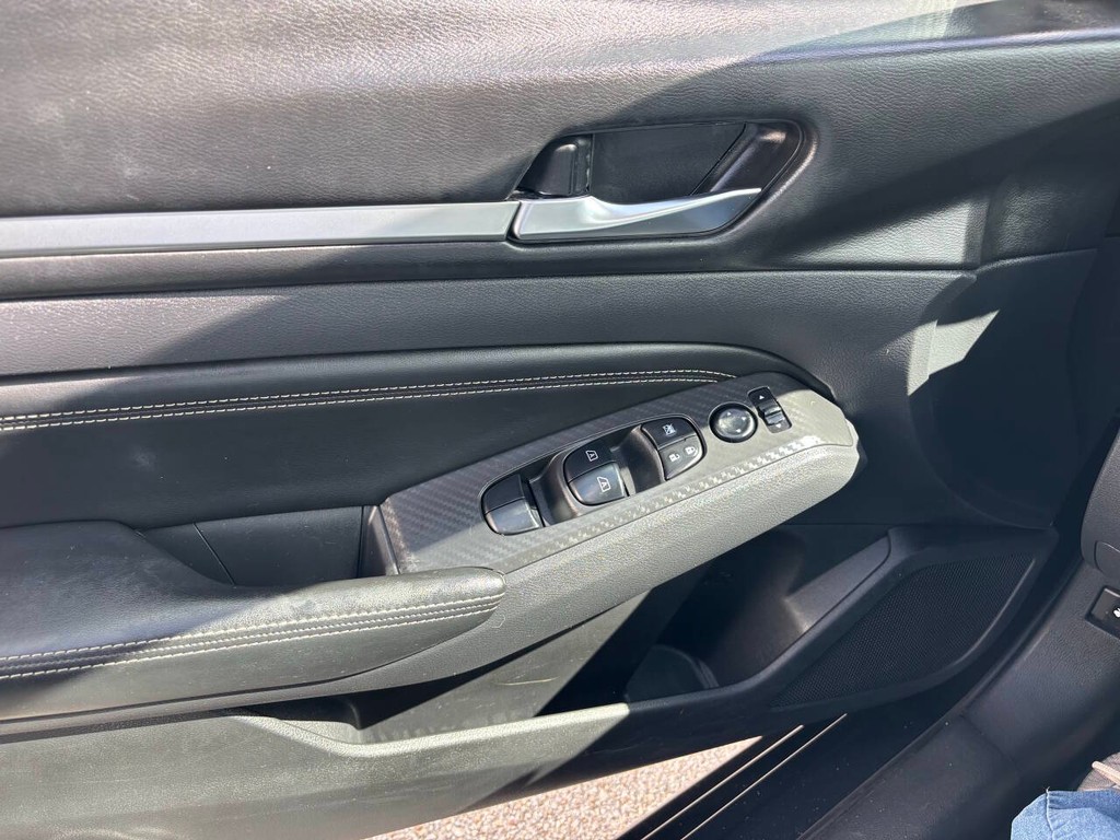 Nissan Altima Vehicle Full-screen Gallery Image 25