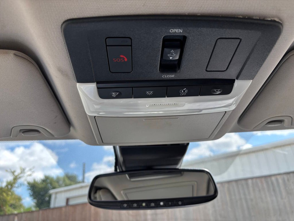 Nissan Altima Vehicle Full-screen Gallery Image 26